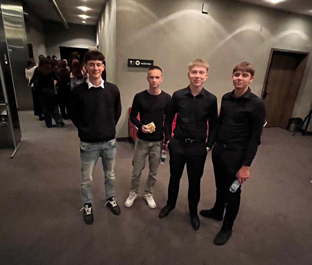 zdjęcie przedstawia grupę osób