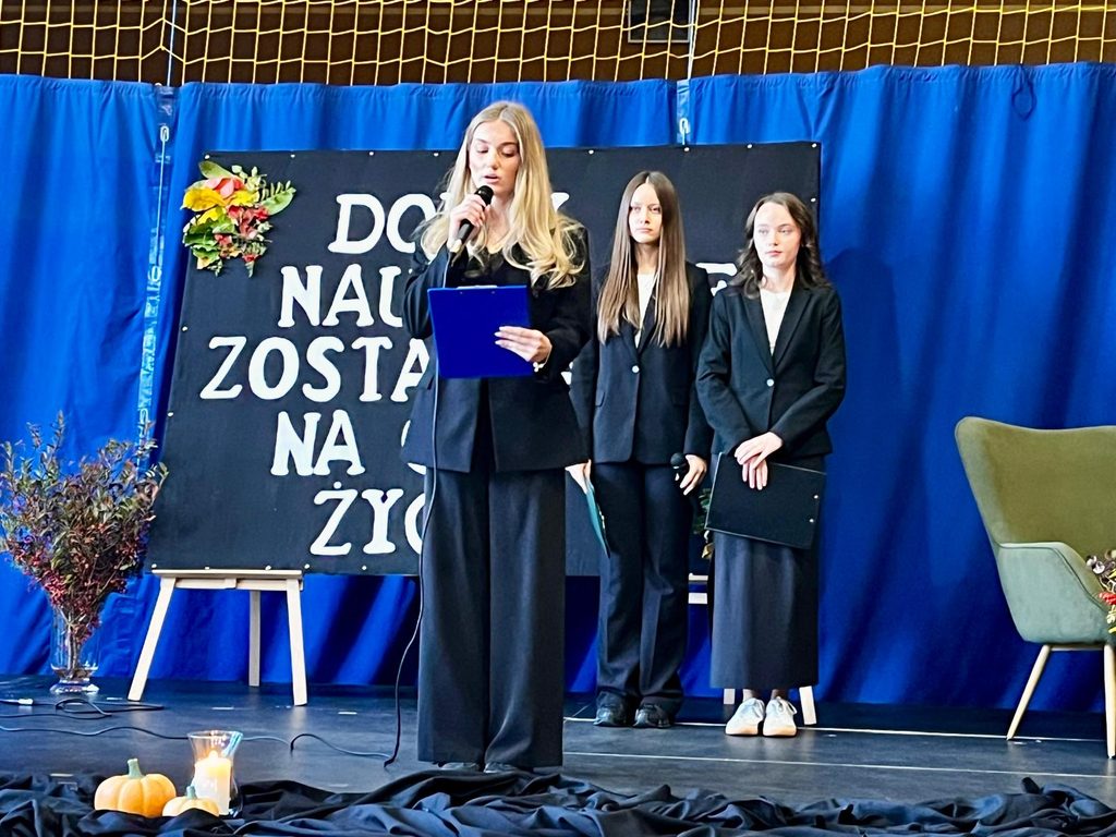 zdjęcie przedstawia grupę osób