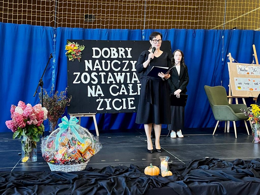 zdjęcie przedstawia grupę osób