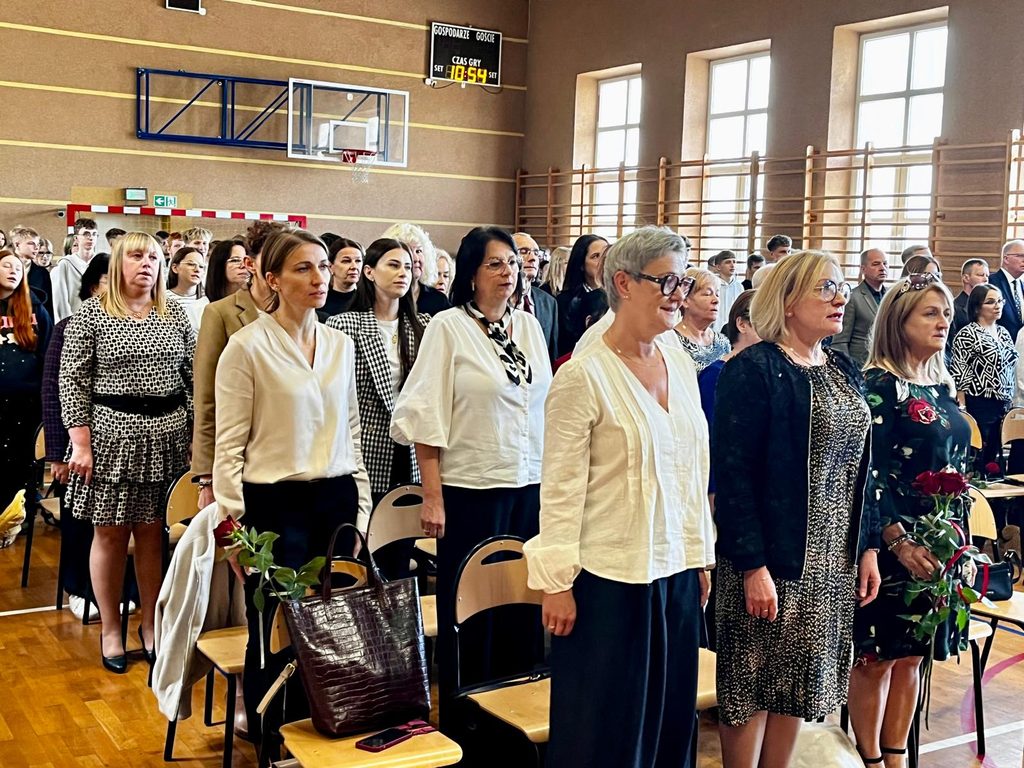 zdjęcie przedstawia grupę osób