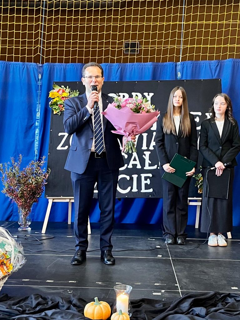 zdjęcie przedstawia grupę osób