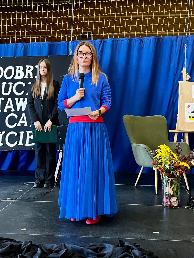 zdjęcie przedstawia grupę osób