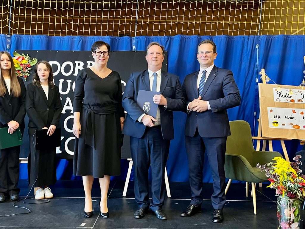 zdjęcie przedstawia grupę osób