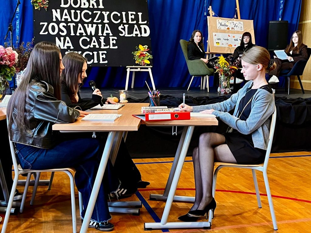 zdjęcie przedstawia grupę osób