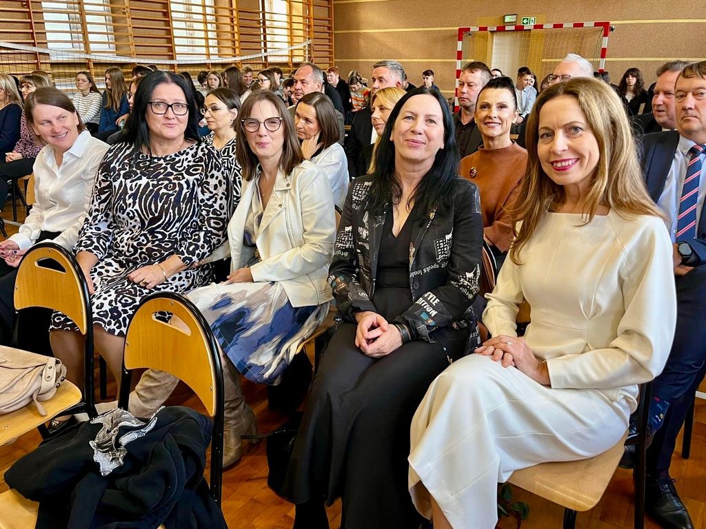zdjęcie przedstawia grupę osób