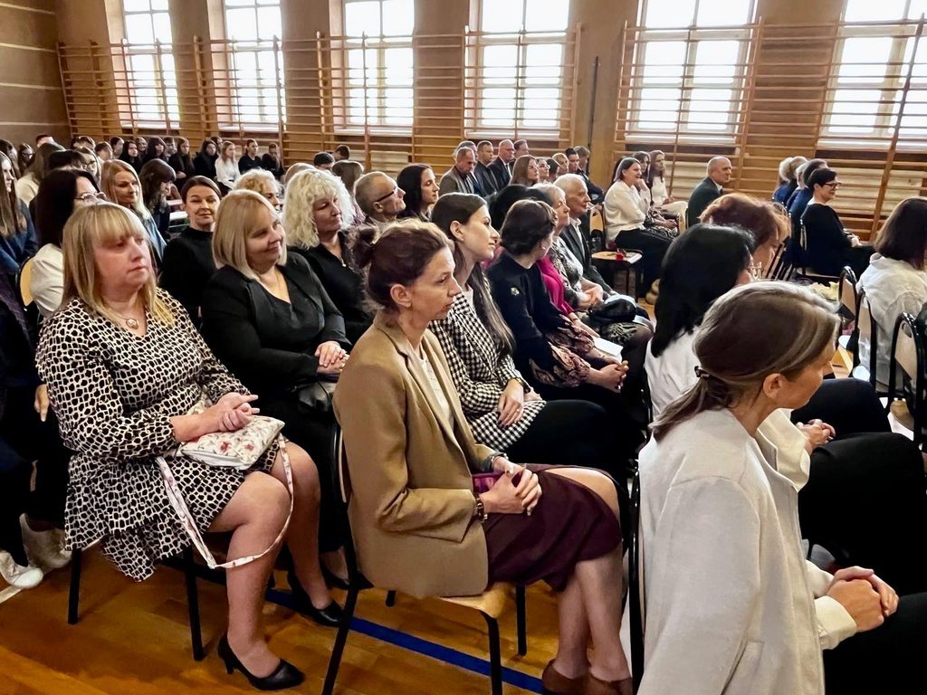 zdjęcie przedstawia grupę osób