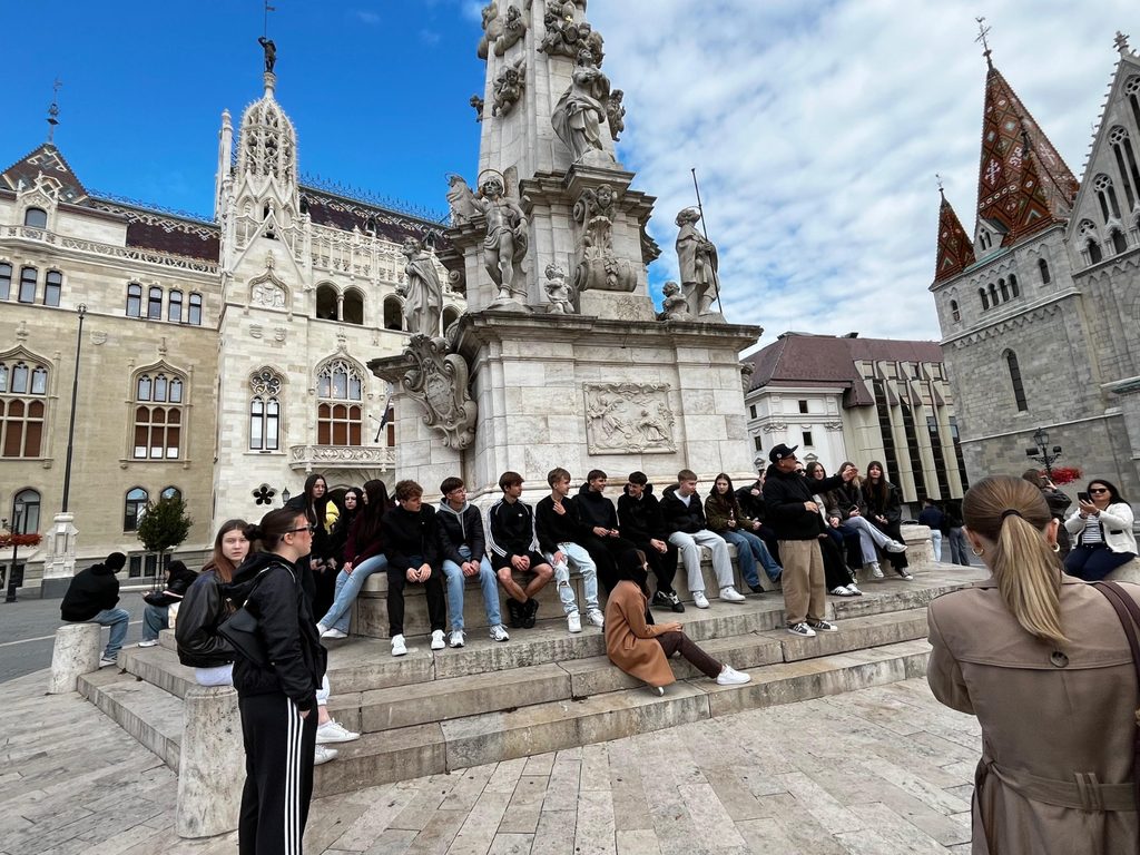 zdjęcie przedstawia grupę osób