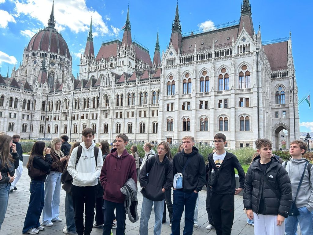zdjęcie przedstawia grupę osób