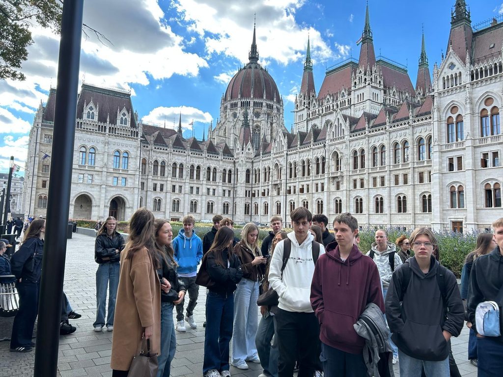 zdjęcie przedstawia grupę osób