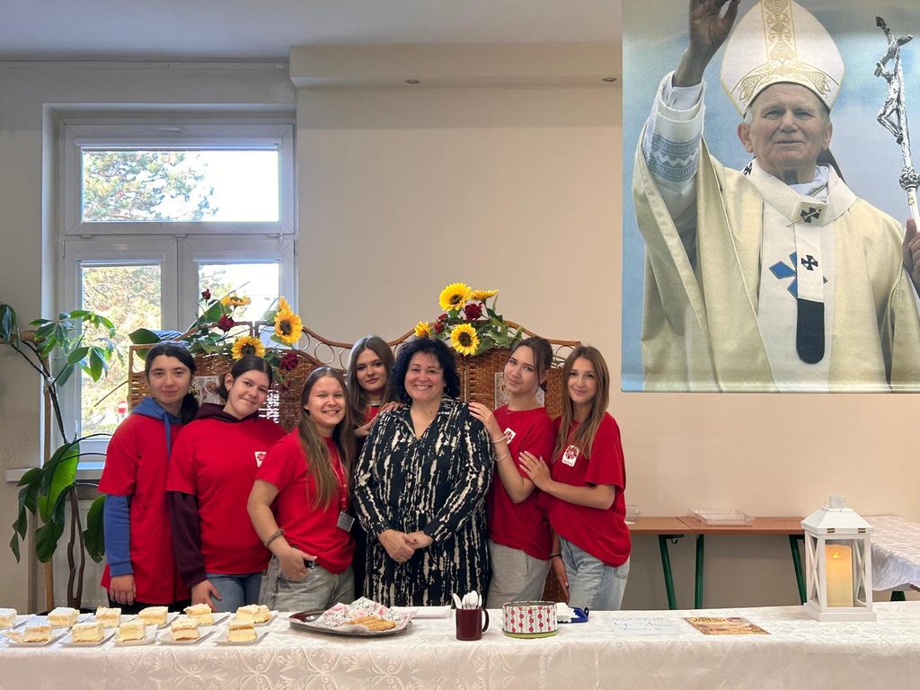 zdjęcie przedstawia grupę osób