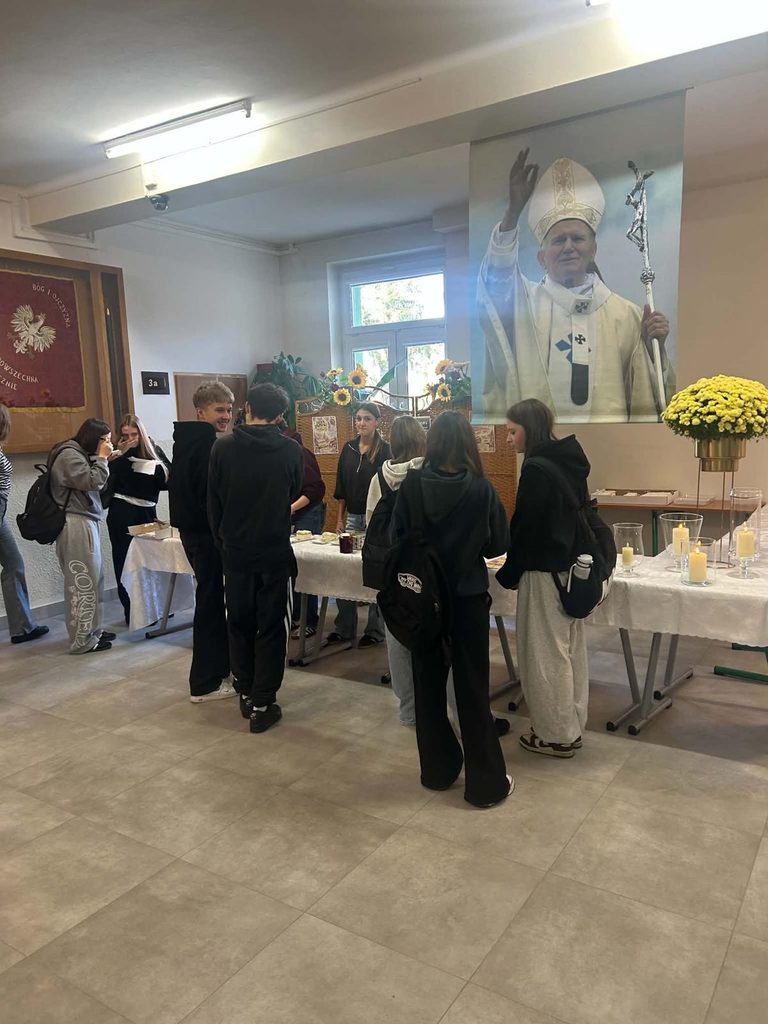 zdjęcie przedstawia grupę osób